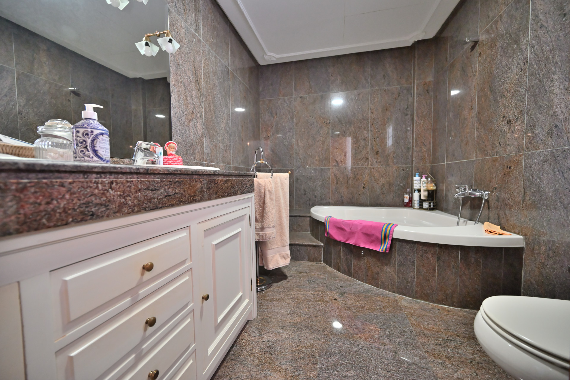 Corner Townhouse with Huge Private Terrace, Fuengirola — Fuengirola