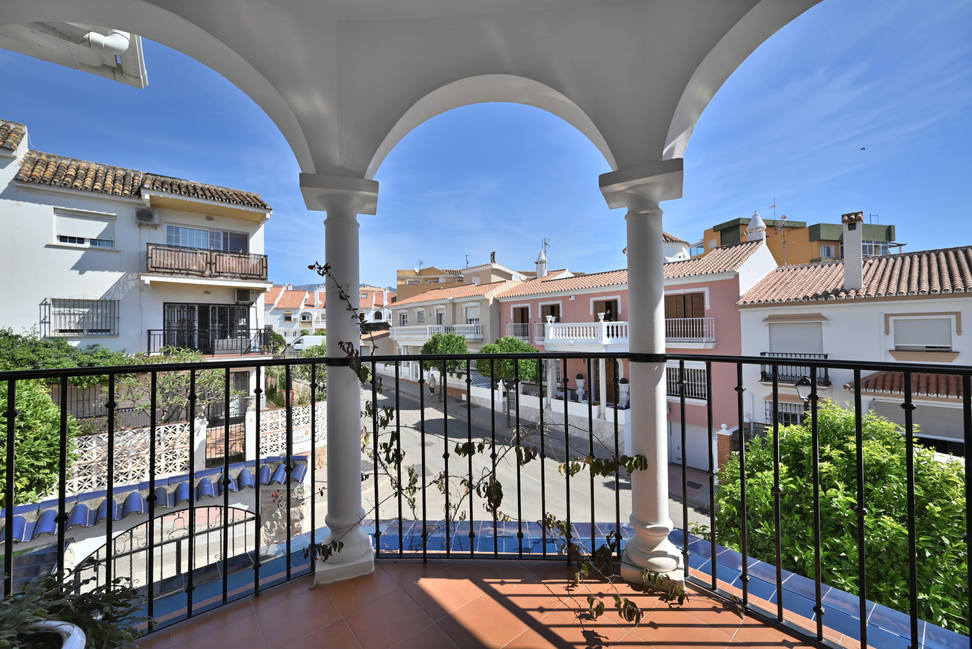 Corner Townhouse with Huge Private Terrace, Fuengirola — Fuengirola