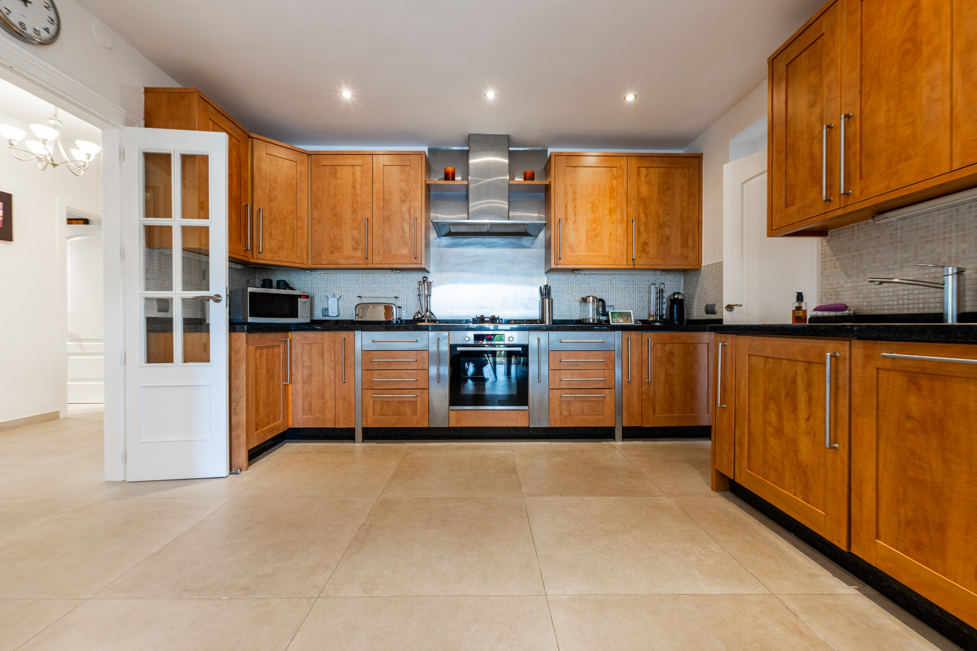 6-Bedroom Villa with Pool & Tourist License in Calahonda — Calahonda