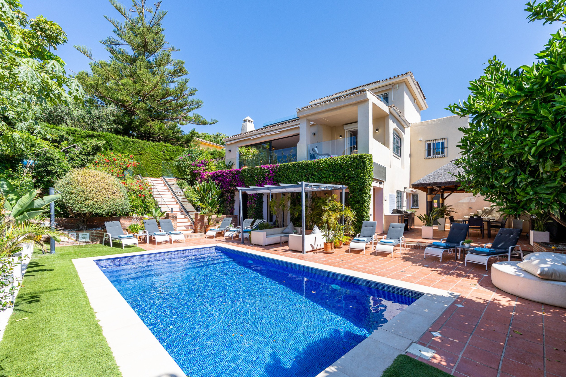 6-Bedroom Villa with Pool & Tourist License in Calahonda — Calahonda