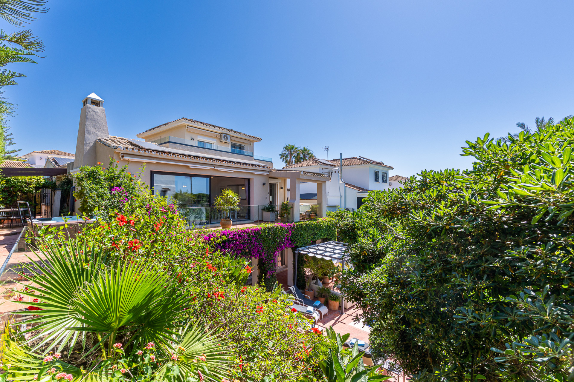 6-Bedroom Villa with Pool & Tourist License in Calahonda — Calahonda