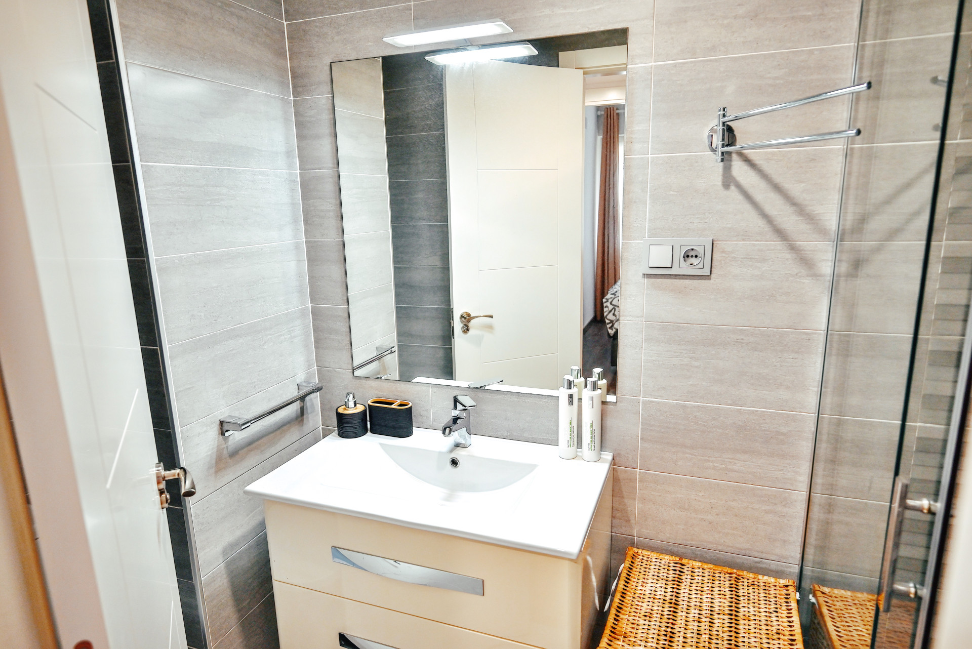 Renovated 2-Bed Turnkey Apartment in La Carihuela, Malaga — La Carihuela