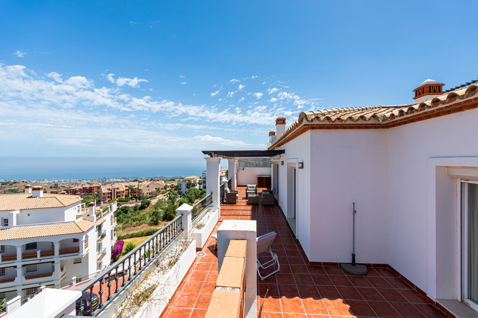 Two-Bedroom Penthouse with Jacuzzi Terrace & Sea Views, Calahonda — Calahonda