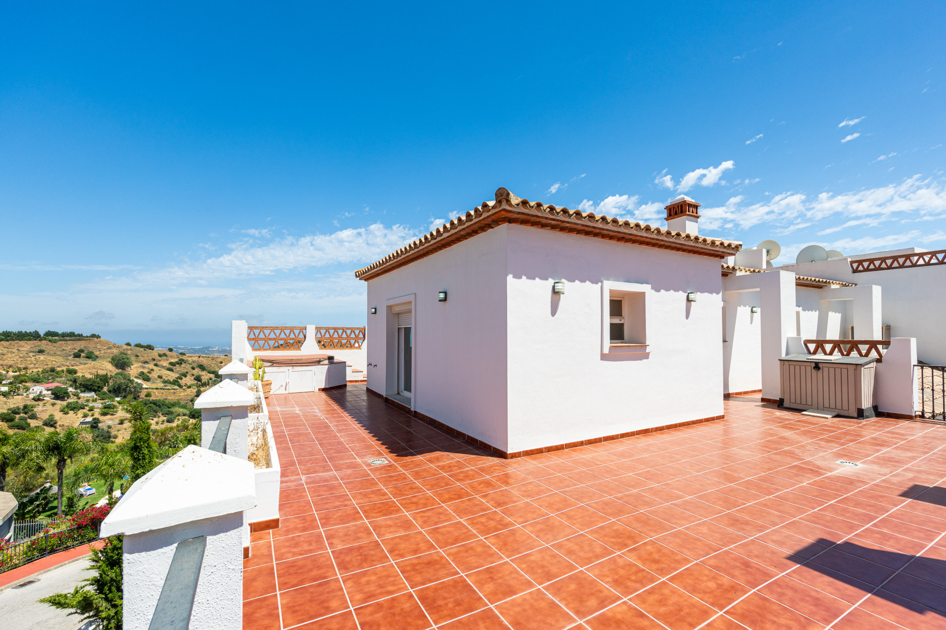 Sea-View Penthouse with Jacuzzi Terrace in Calahonda — Calahonda