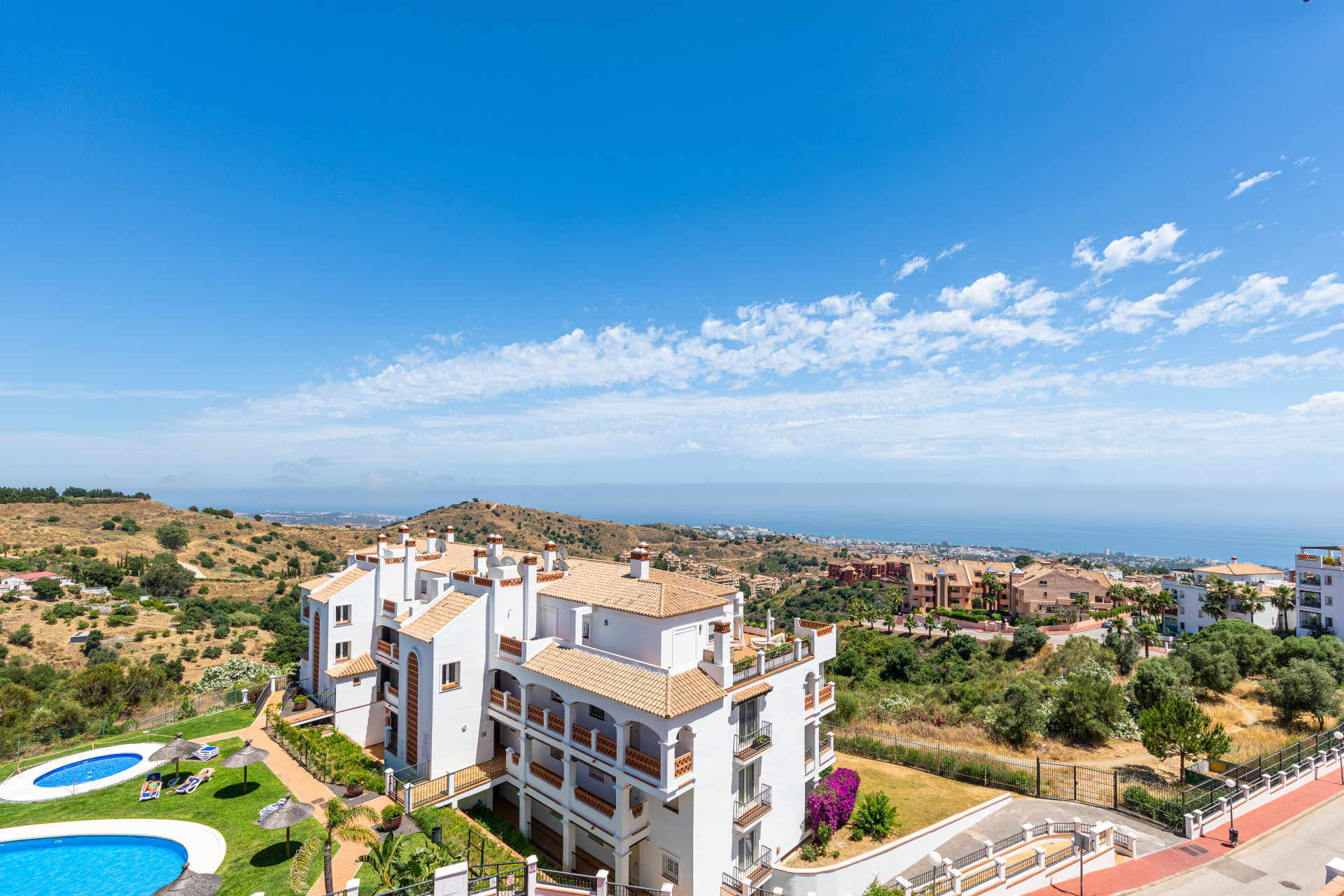Sea-View Penthouse with Jacuzzi Terrace in Calahonda — Calahonda