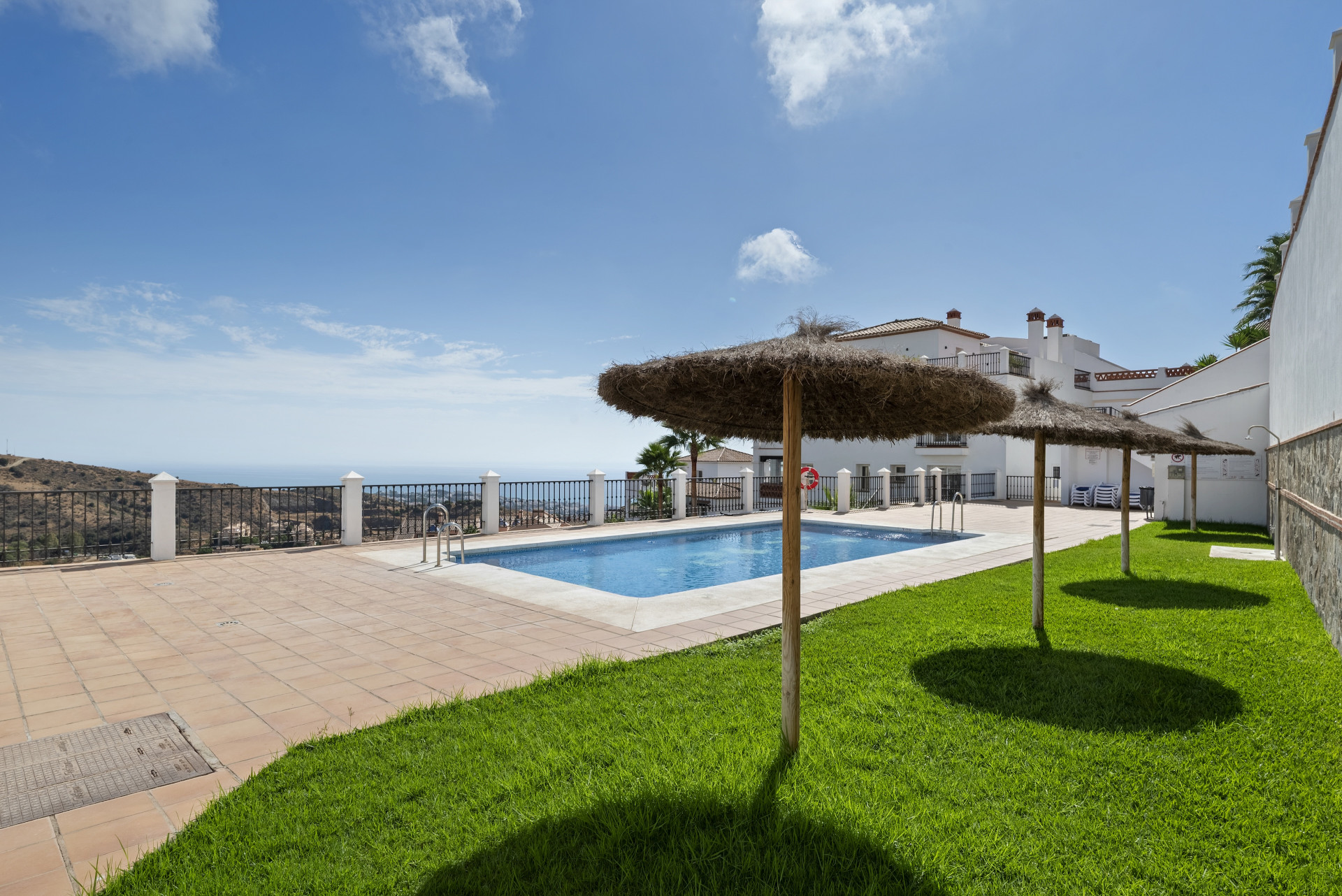 Sea-View Penthouse with Jacuzzi Terrace in Calahonda — Calahonda