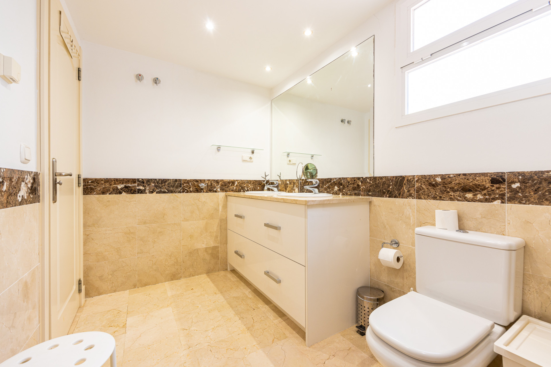 Sea-View Penthouse with Jacuzzi Terrace in Calahonda — Calahonda