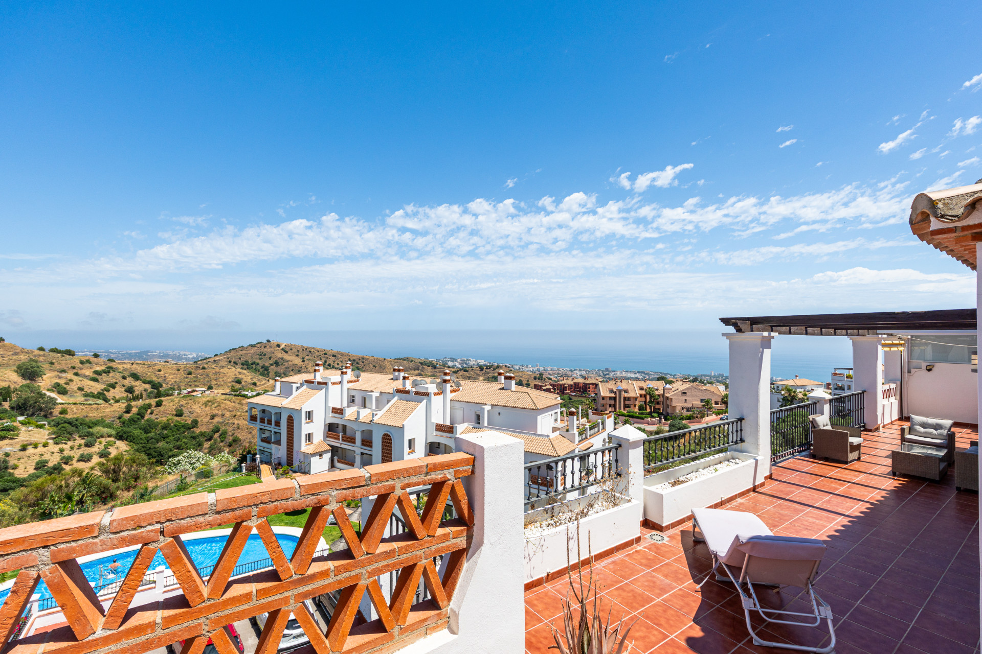 Sea-View Penthouse with Jacuzzi Terrace in Calahonda — Calahonda