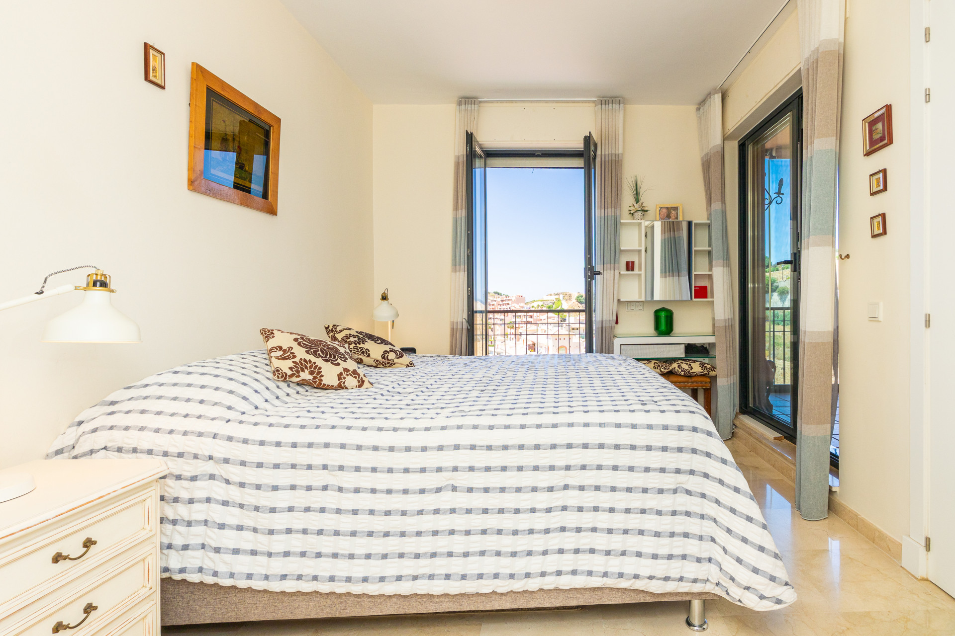 Corner Apartment with Sea Views & Pool in Calahonda — Calahonda