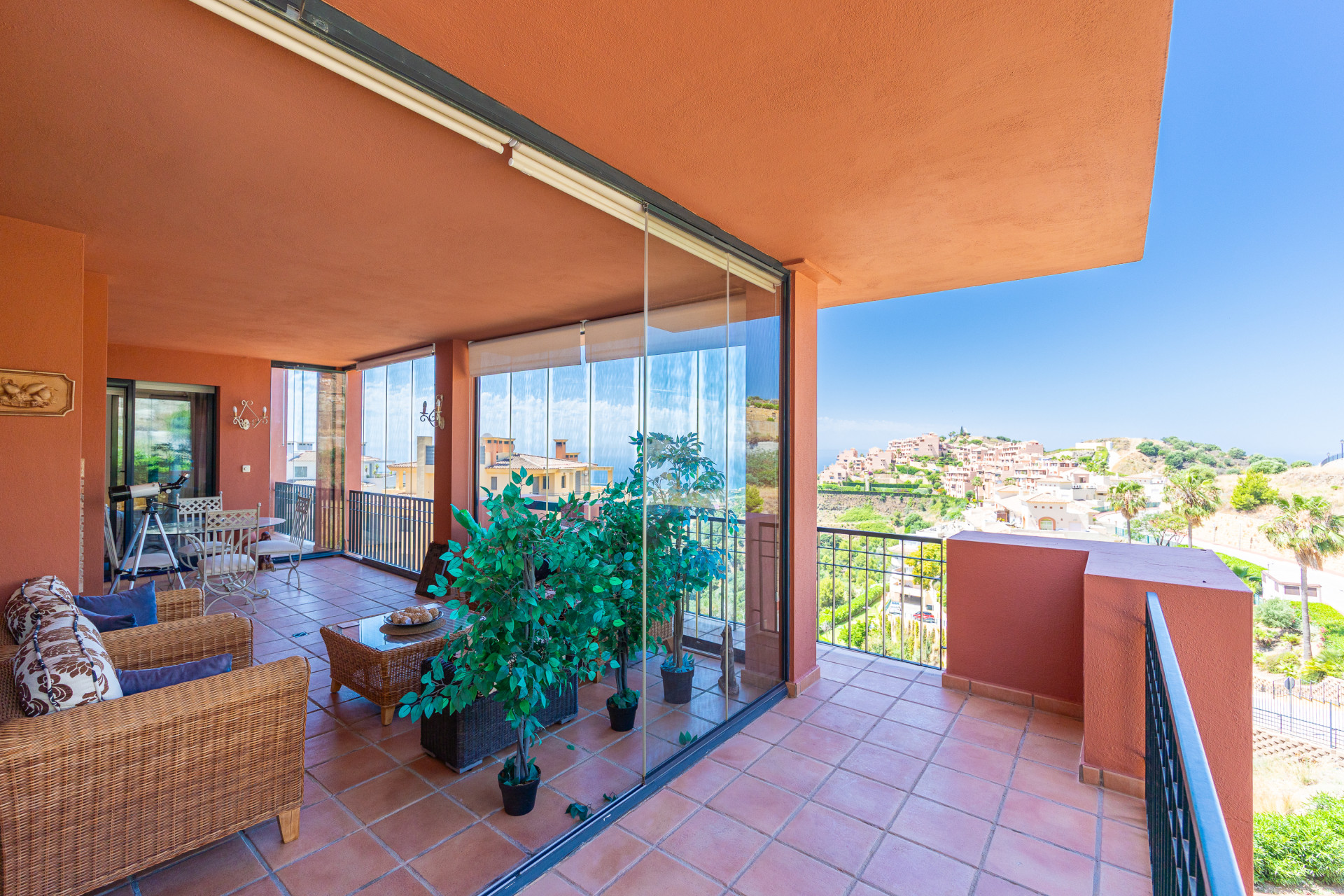 Corner Apartment with Sea Views & Pool in Calahonda — Calahonda