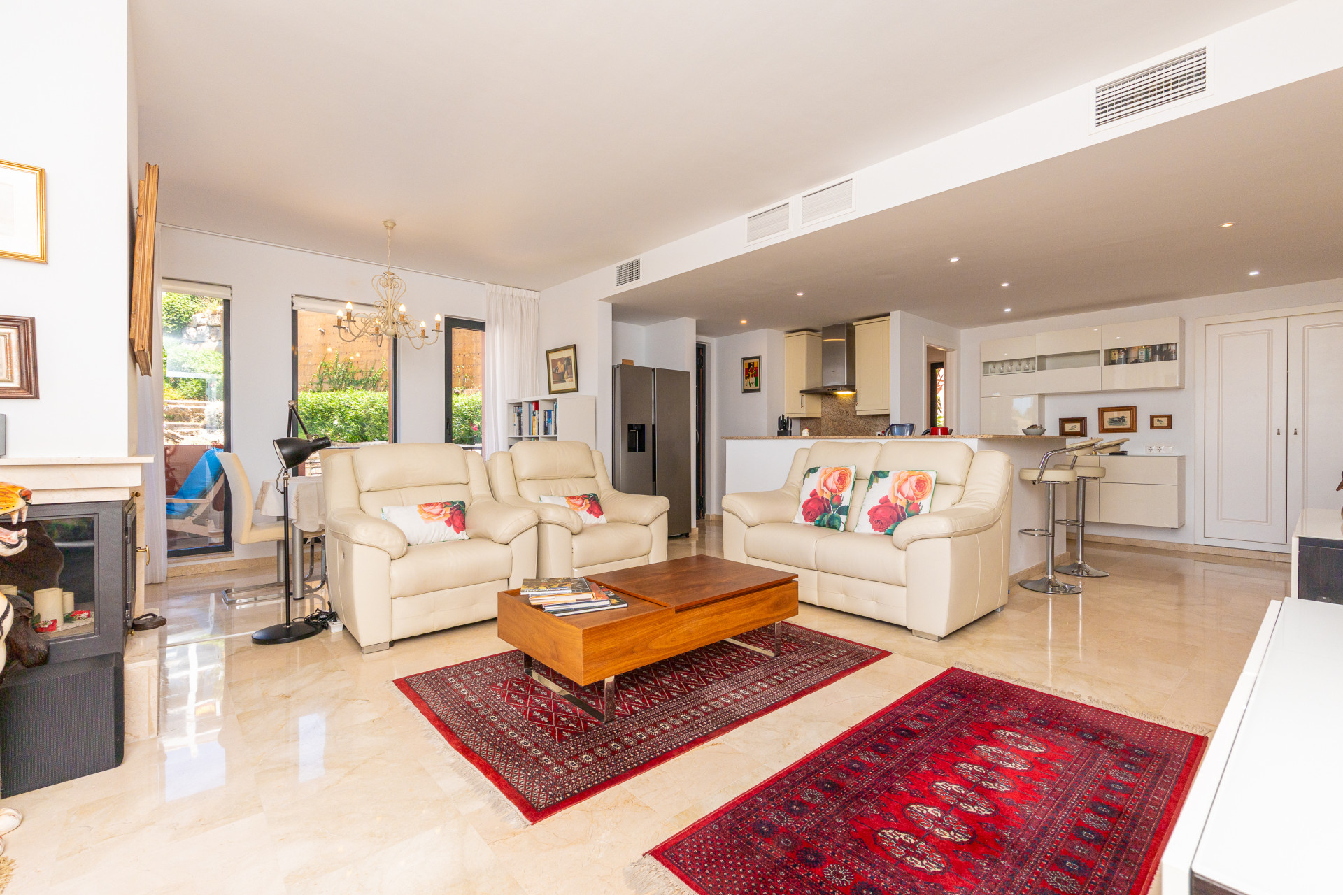 Corner Apartment with Sea Views & Pool in Calahonda — Calahonda