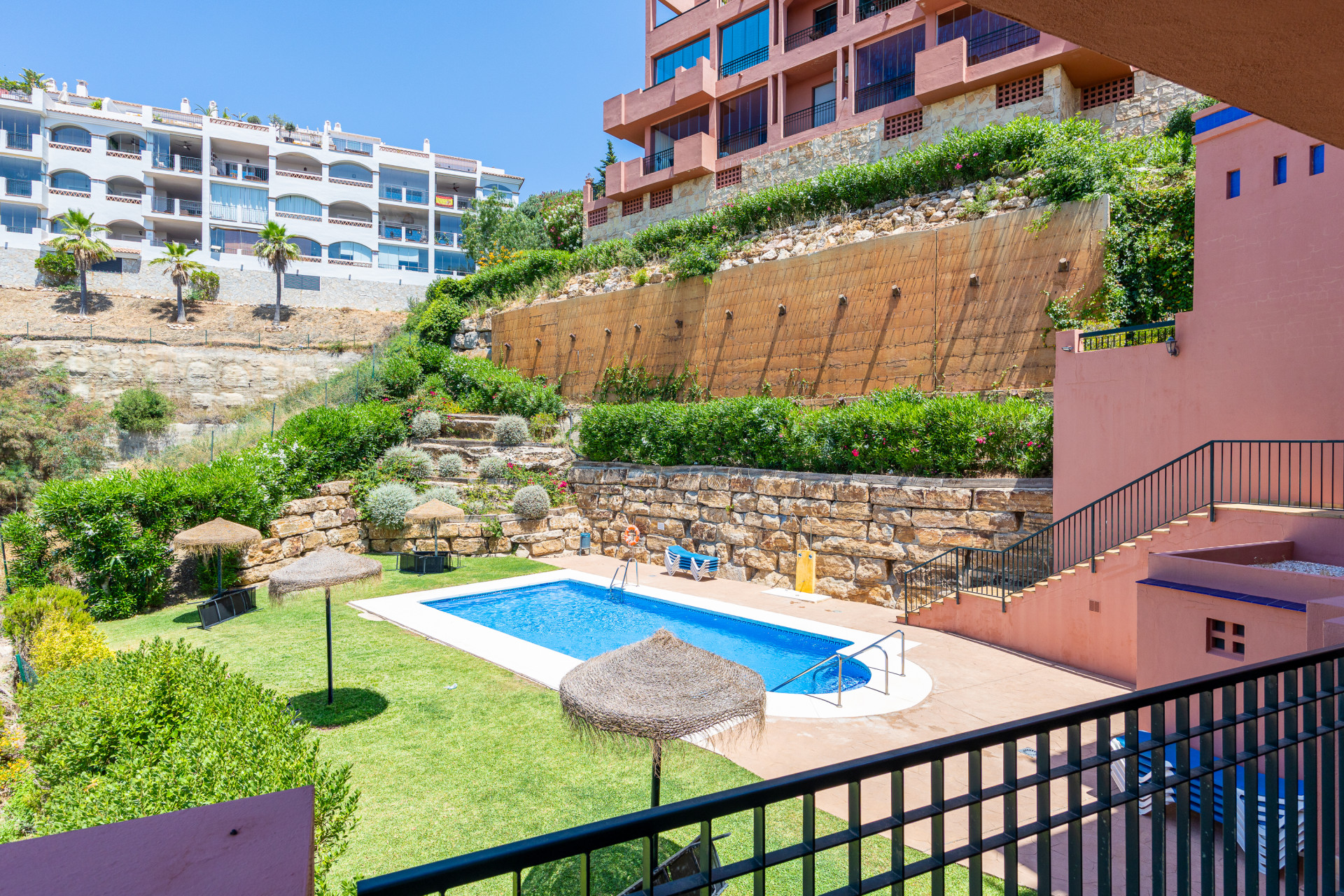 Corner Apartment with Sea Views & Pool in Calahonda — Calahonda