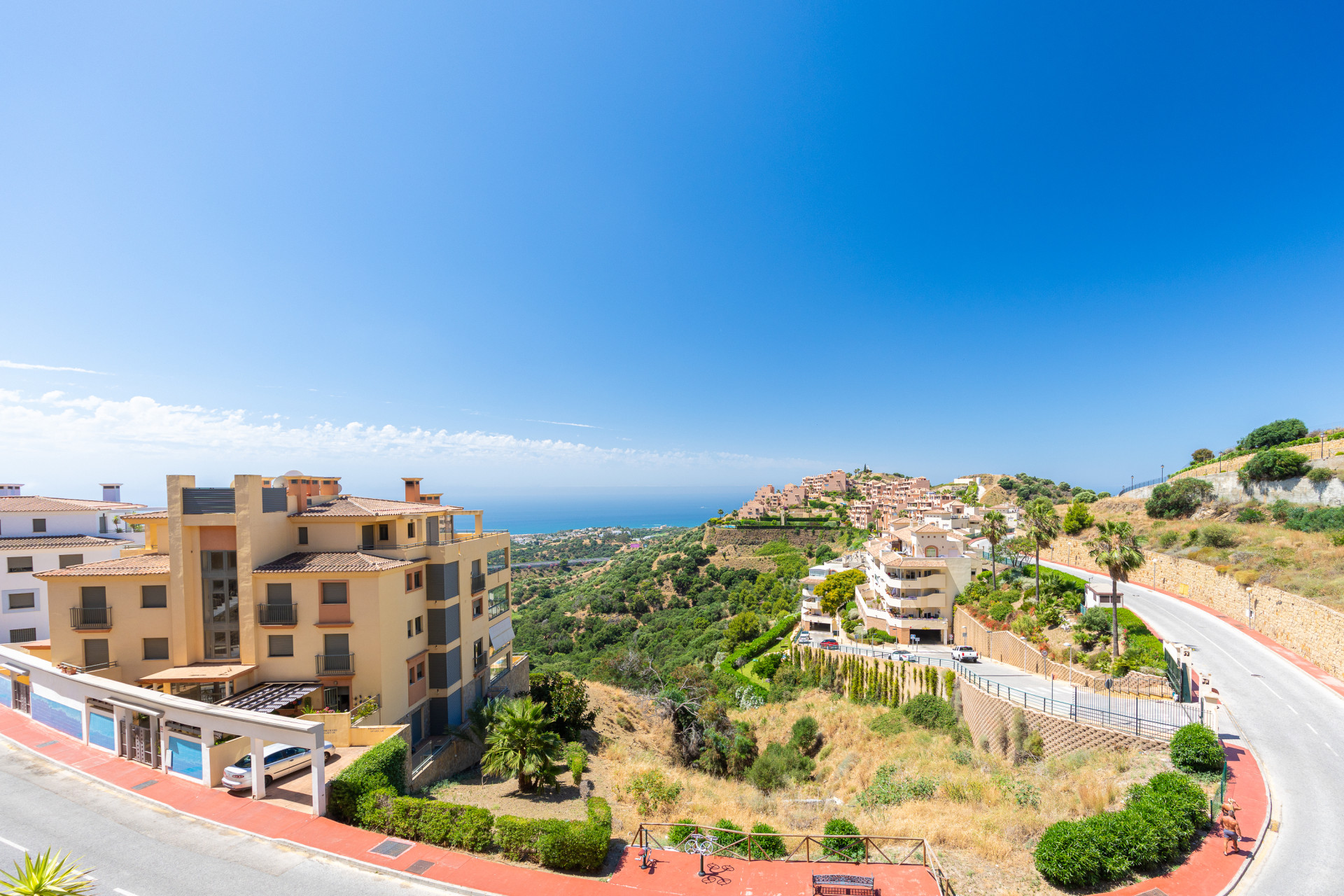 Corner Apartment with Sea Views & Pool in Calahonda — Calahonda