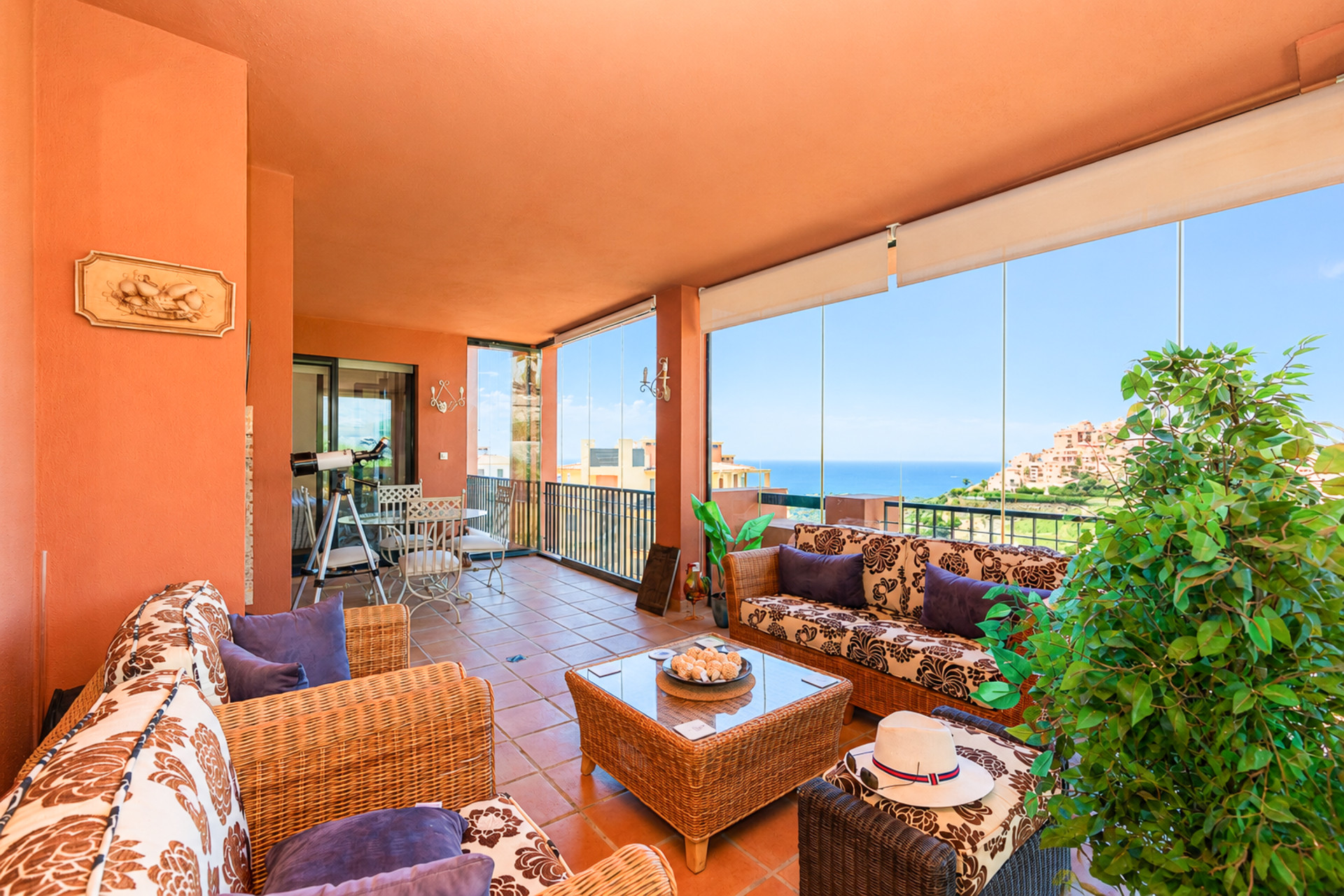 Corner Apartment with Sea Views & Pool in Calahonda — Calahonda
