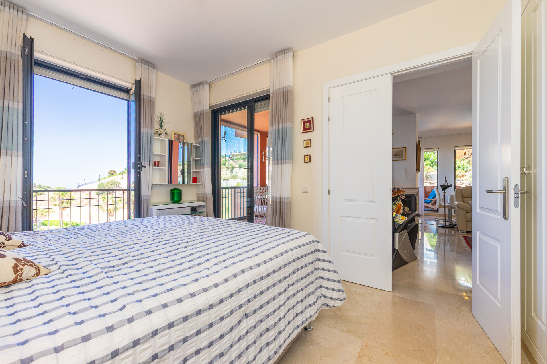 Corner Apartment with Sea Views & Pool in Calahonda — Calahonda