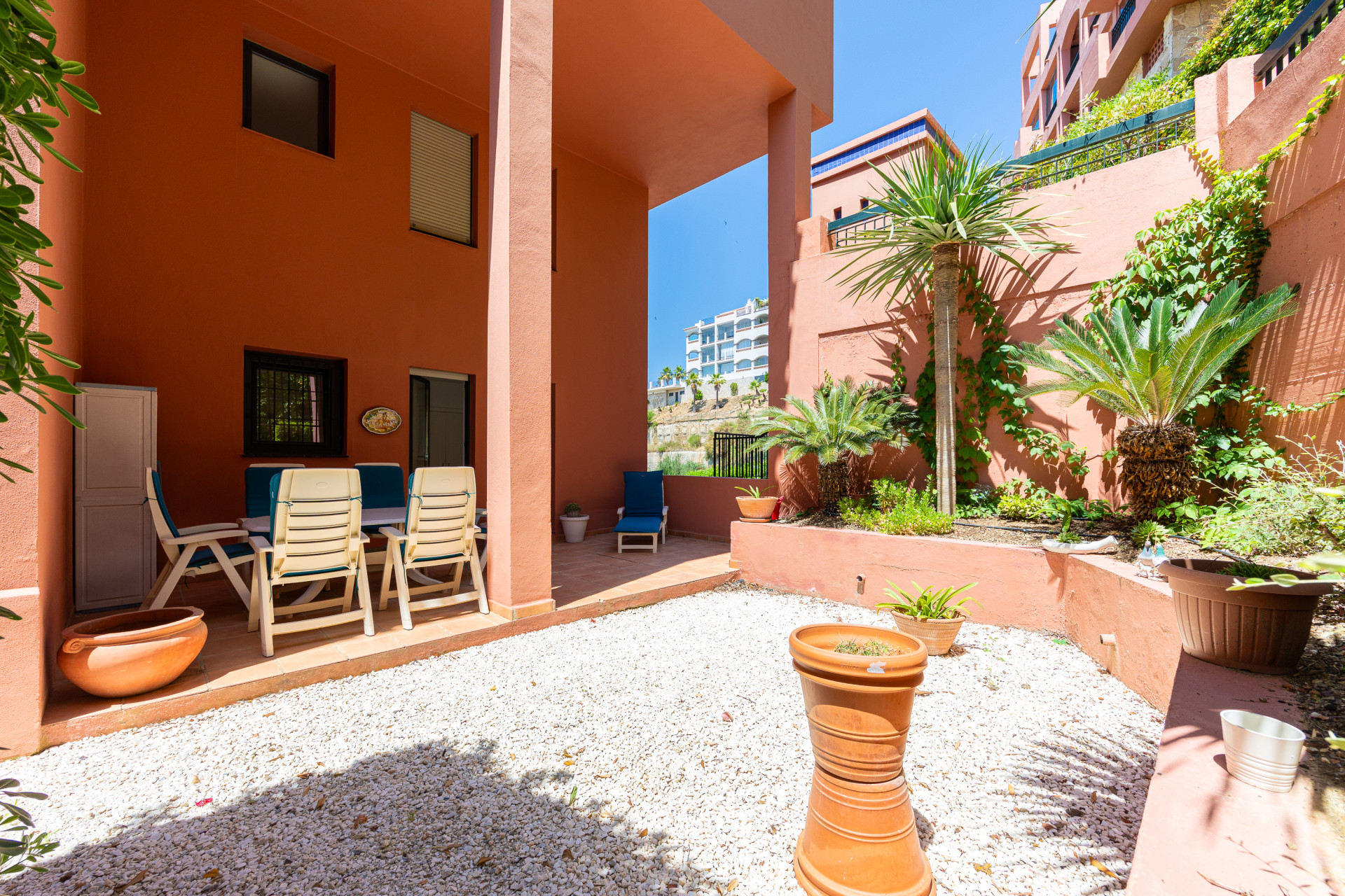 Corner Apartment with Sea Views & Pool in Calahonda — Calahonda