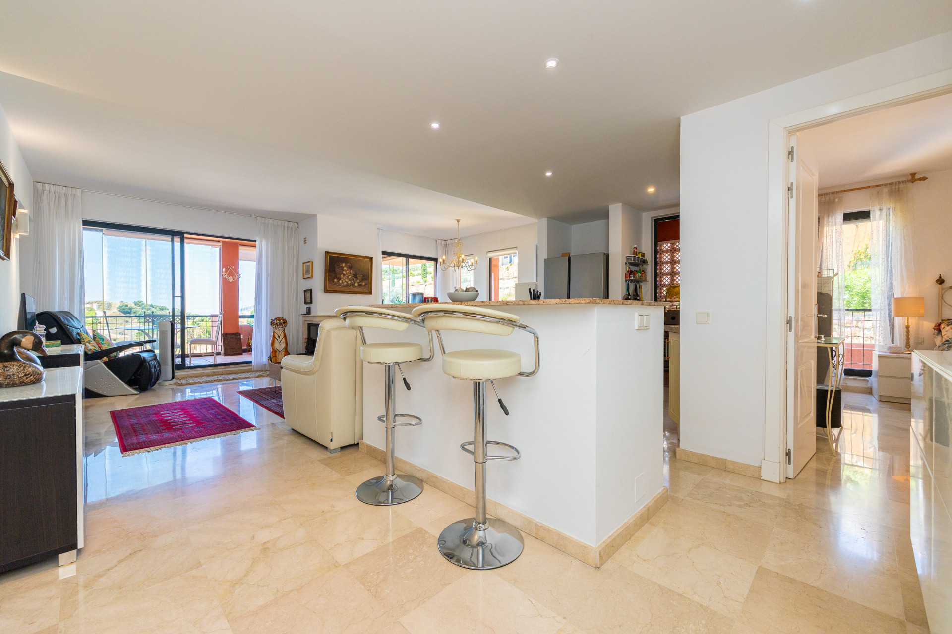 Corner Apartment with Sea Views & Pool in Calahonda — Calahonda