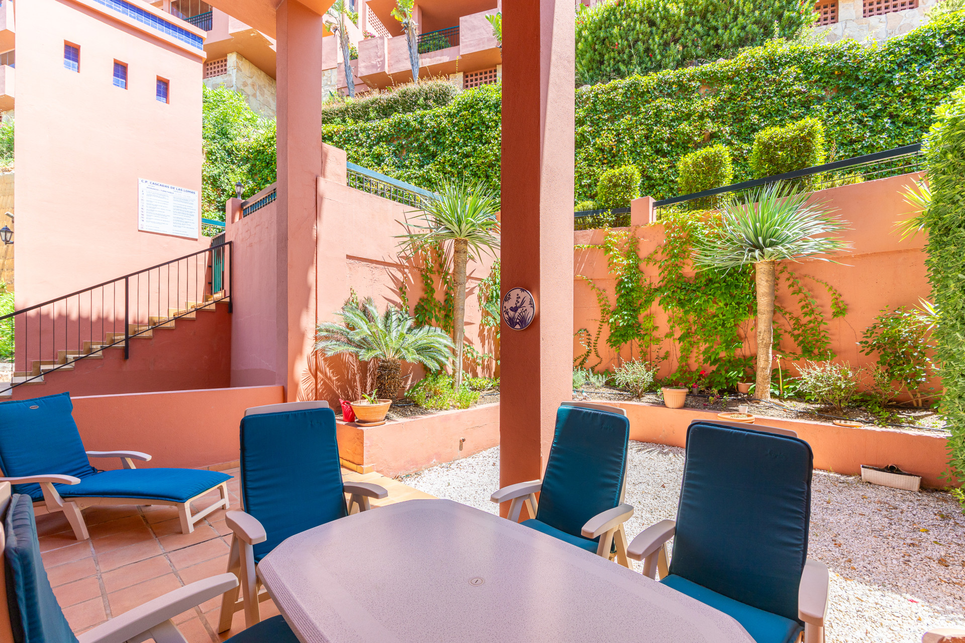 Corner Apartment with Sea Views & Pool in Calahonda — Calahonda