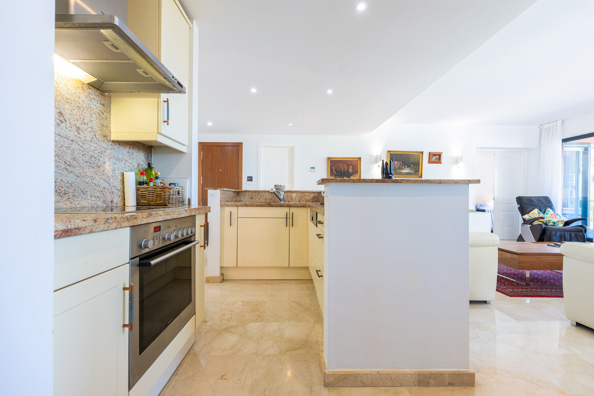 Corner Apartment with Sea Views & Pool in Calahonda — Calahonda