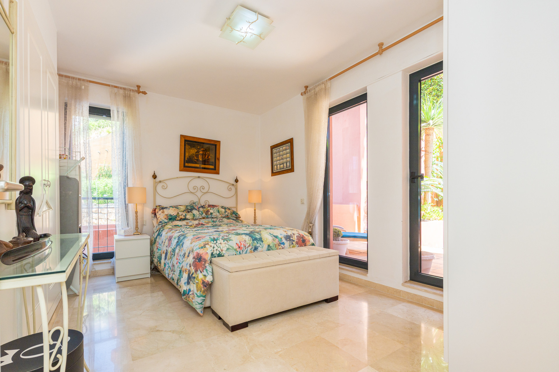 Corner Apartment with Sea Views & Pool in Calahonda — Calahonda