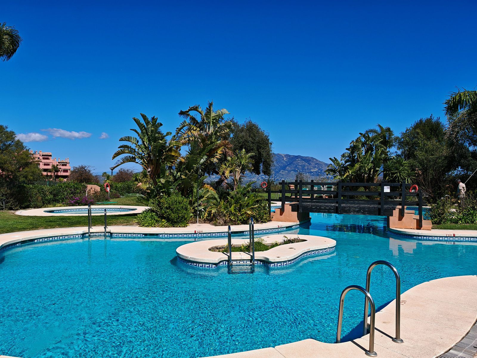 2-Bed Ground-Floor Apartment with Garden & Pool, La Mairena — Marbella Este - La Mairena