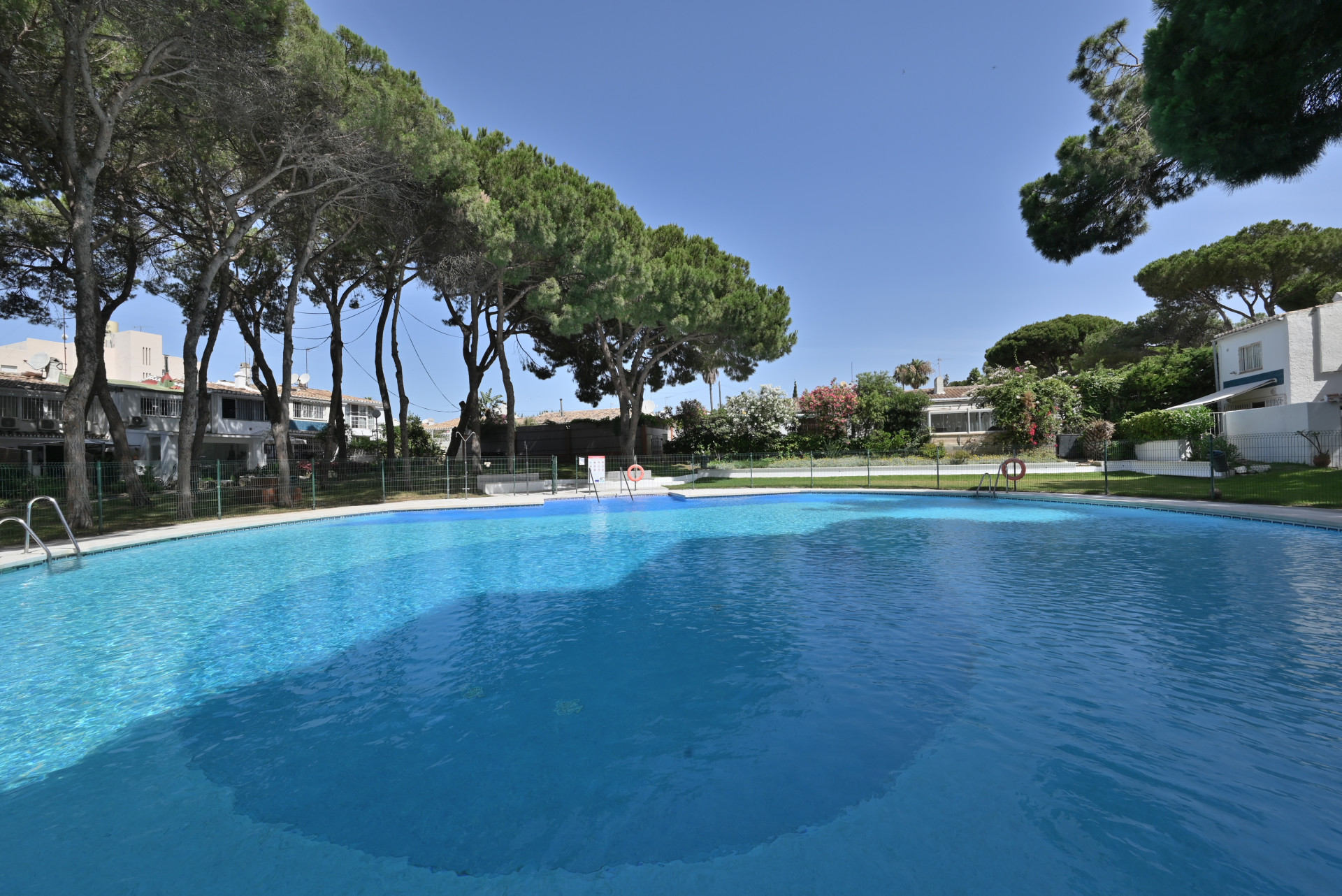 Charming 3-Bed Townhouse with Pool in Calypso, Calahonda — Calahonda