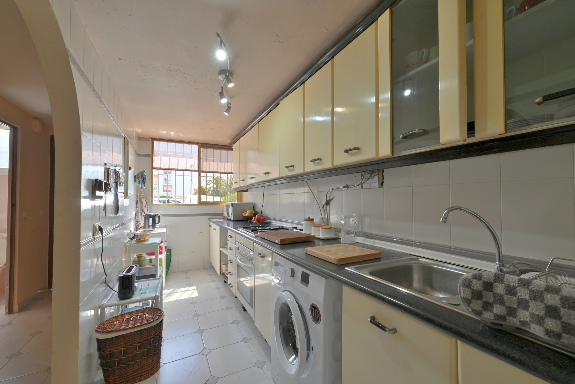Charming 3-Bed Townhouse with Pool in Calypso, Calahonda — Calahonda