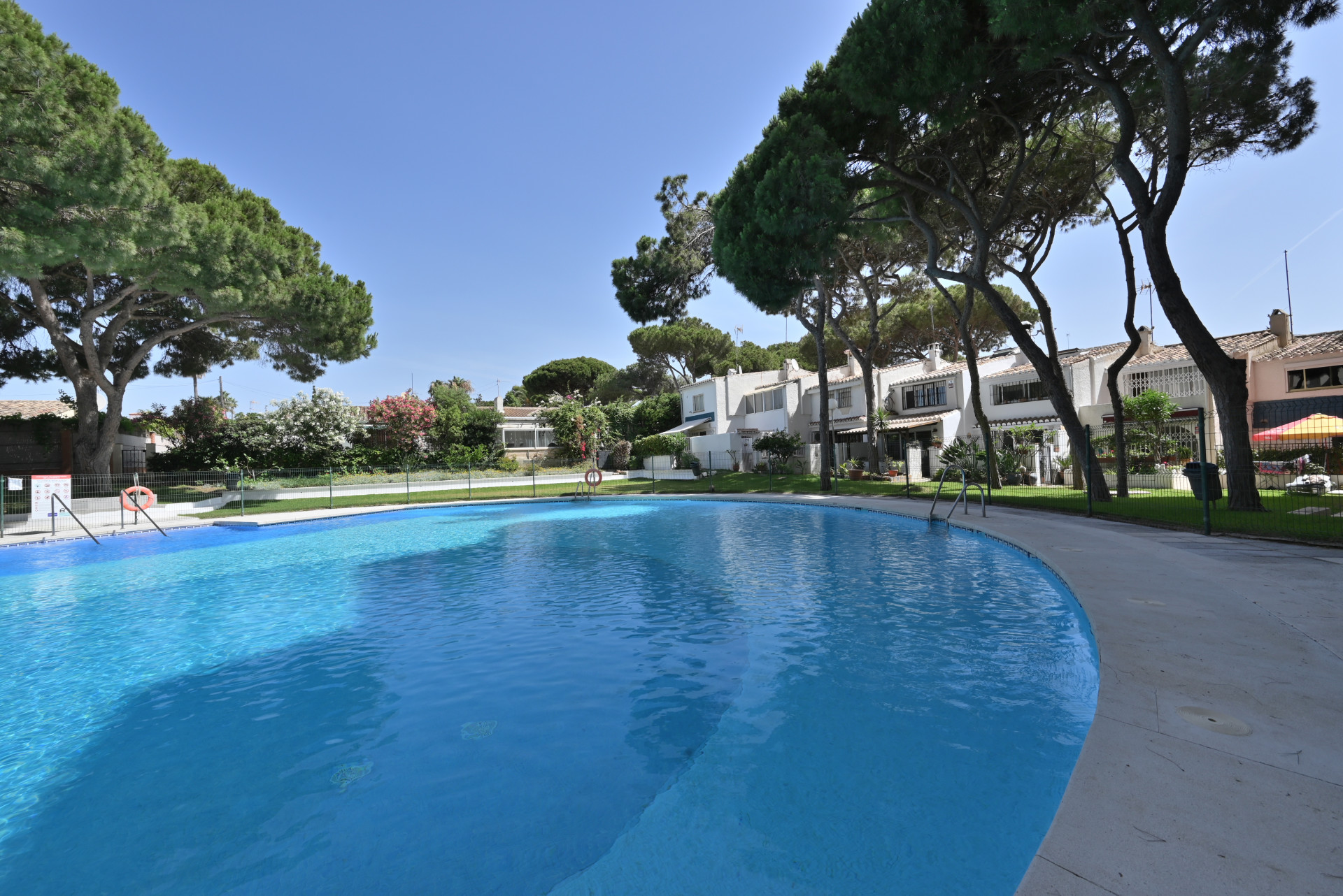 Charming 3-Bed Townhouse with Pool in Calypso, Calahonda — Calahonda