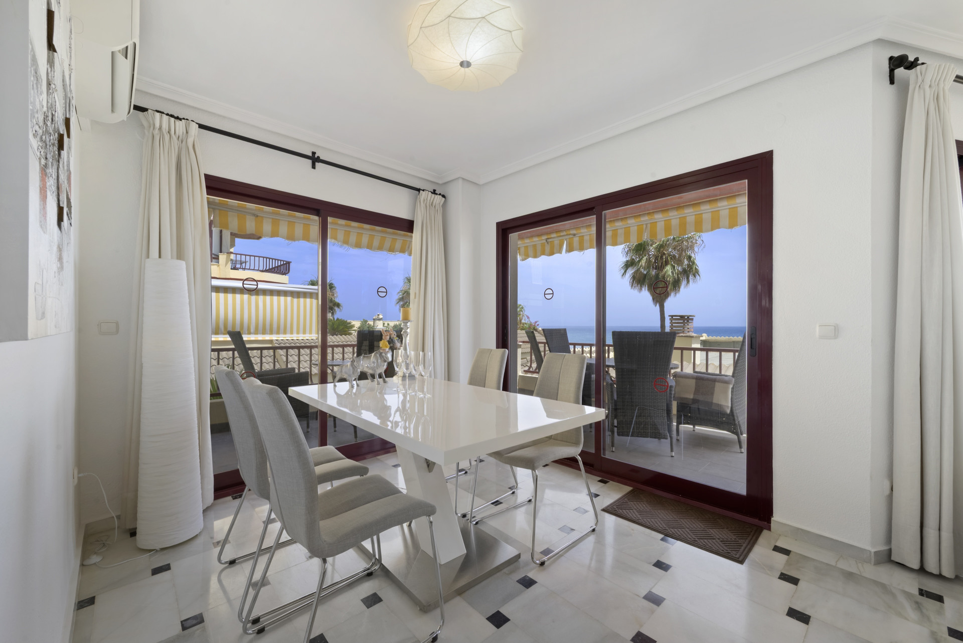 Beachfront 2-Bed Apartment with Sea Views, Riviera del Sol — Riviera del Sol