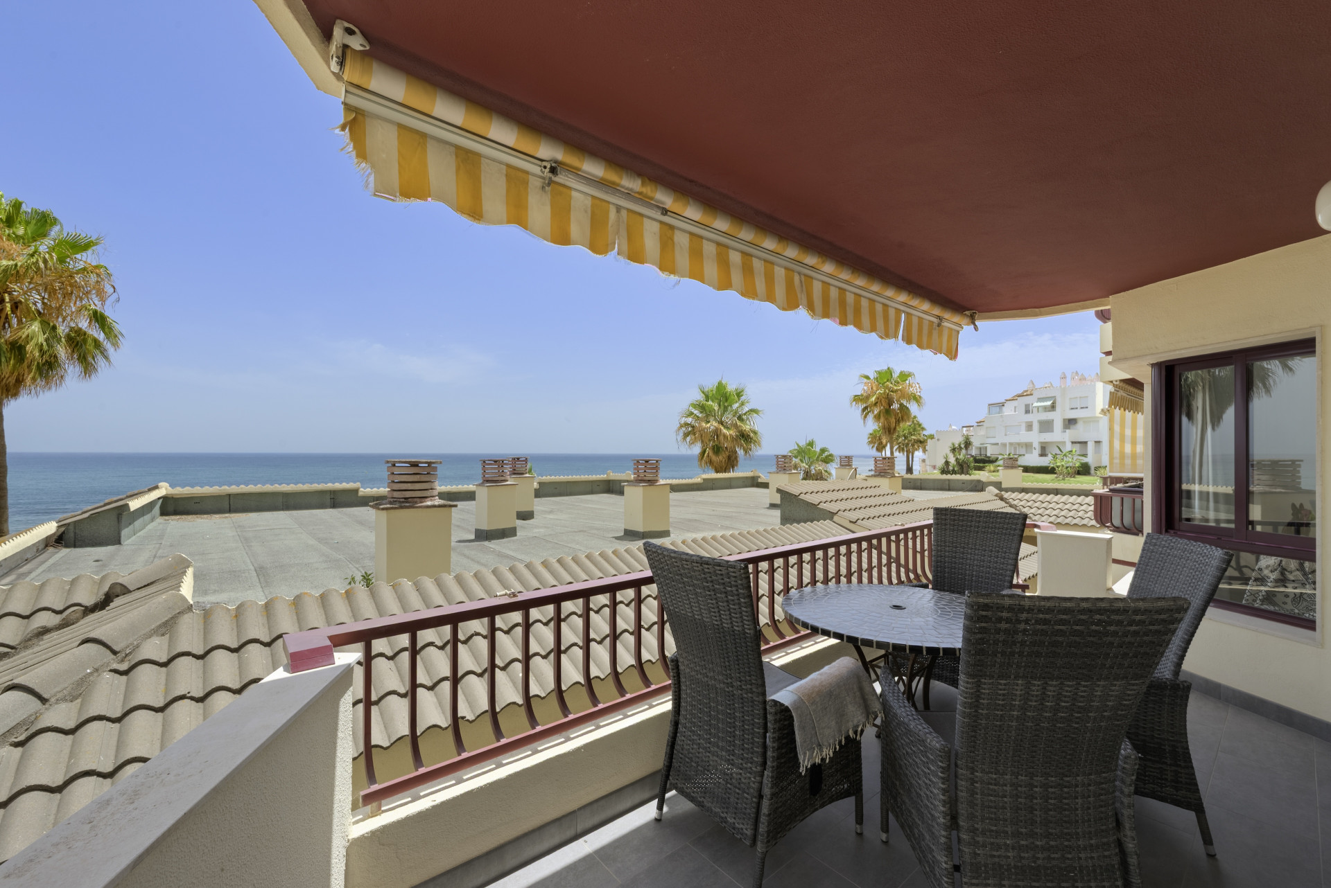 Beachfront 2-Bed Apartment with Sea Views, Riviera del Sol — Riviera del Sol