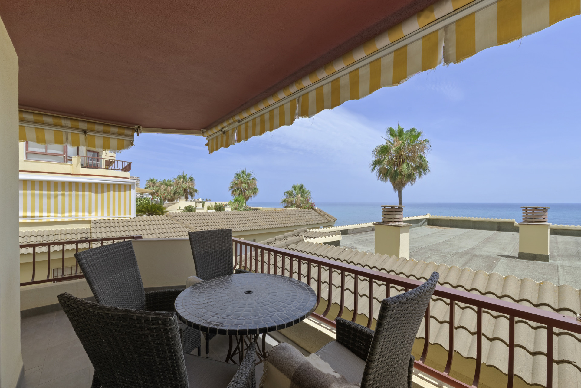 Beachfront 2-Bed Apartment with Sea Views, Riviera del Sol — Riviera del Sol
