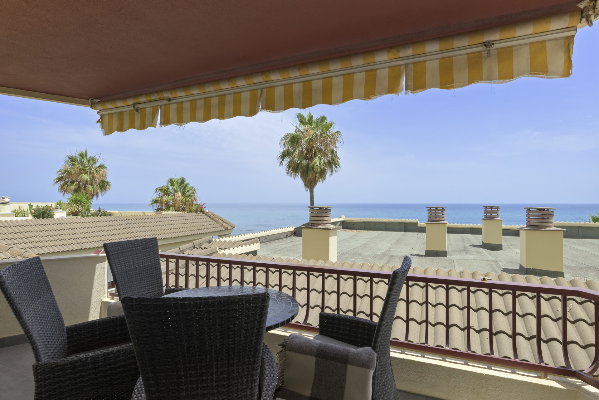 Beachfront 2-Bed Apartment with Sea Views, Riviera del Sol — Riviera del Sol