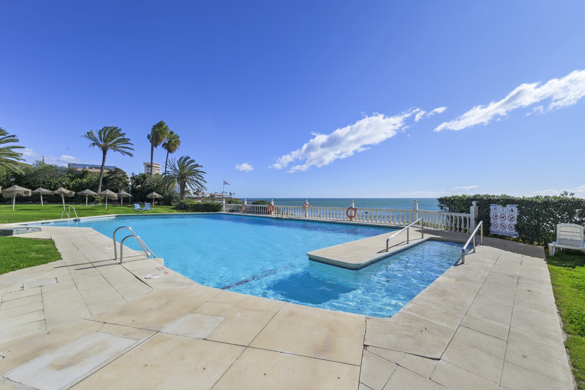 Beachfront 2-Bed Apartment with Sea Views, Riviera del Sol — Riviera del Sol