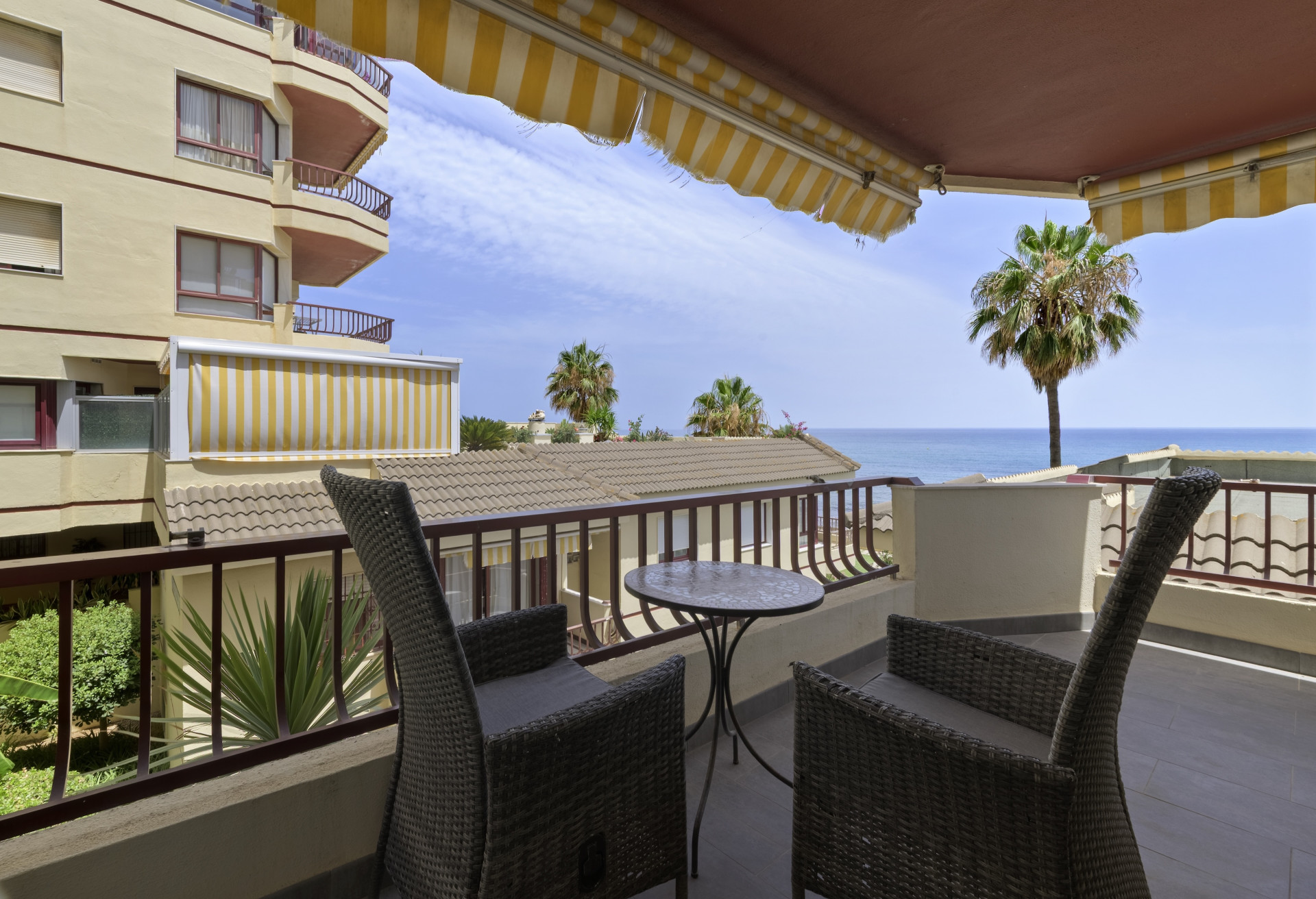 Beachfront 2-Bed Apartment with Sea Views, Riviera del Sol — Riviera del Sol