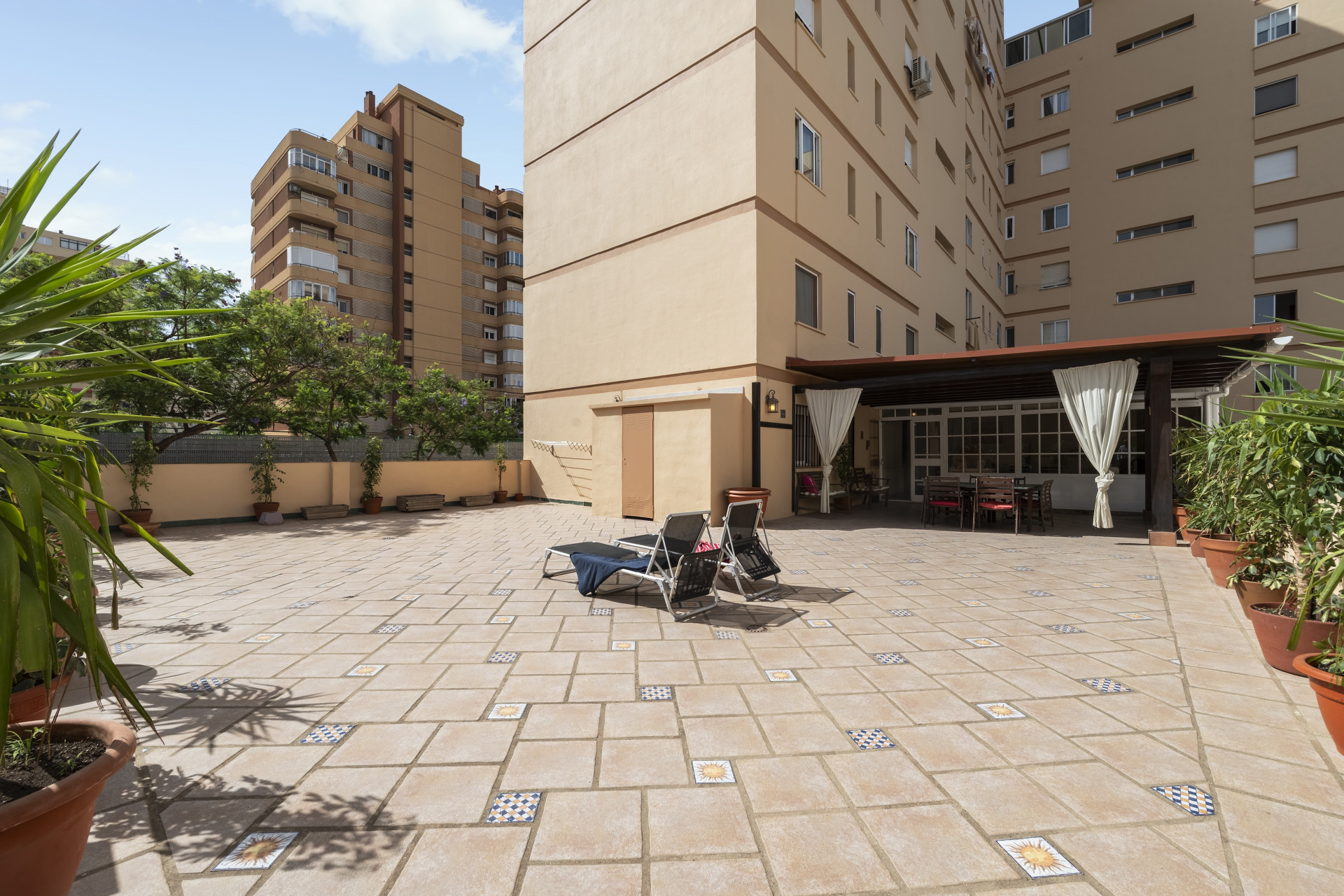 Unique 2-Bed Apartment with Vast Terraces in Los Boliches, Fuengirola — Fuengirola