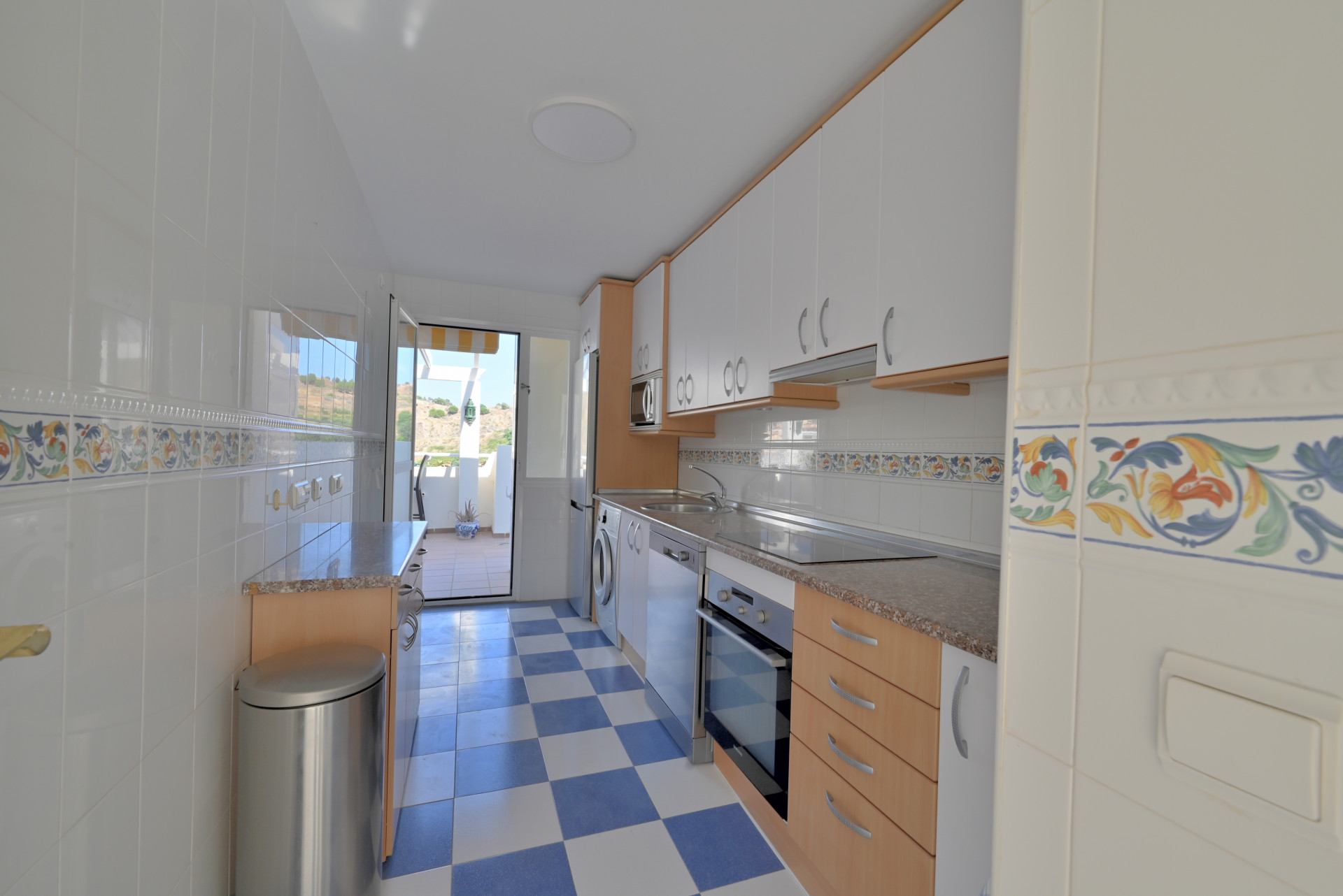 Sea-View Penthouse with Huge Terraces & Solarium, Calahonda — Calahonda