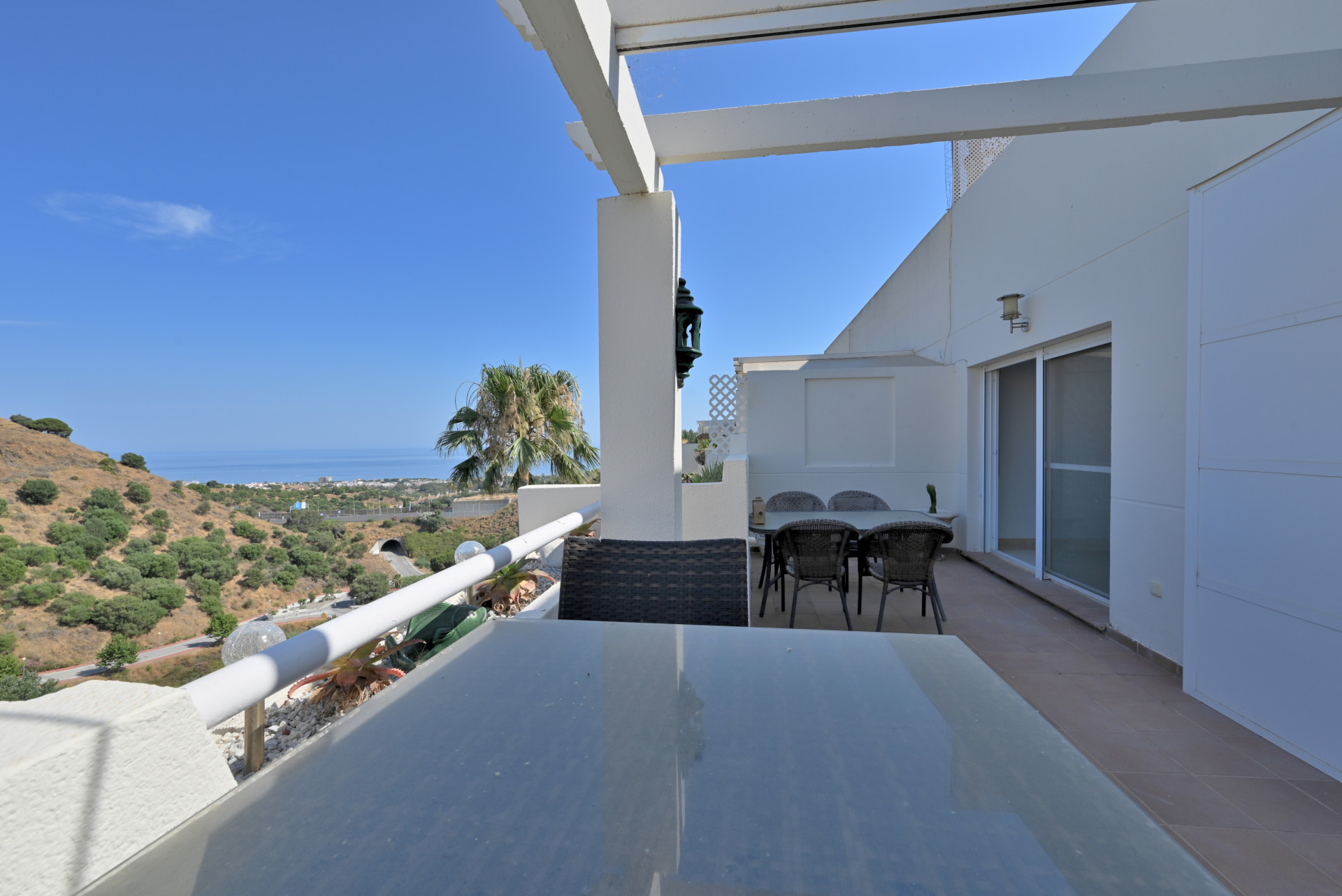 Sea-View Penthouse with Huge Terraces & Solarium, Calahonda — Calahonda