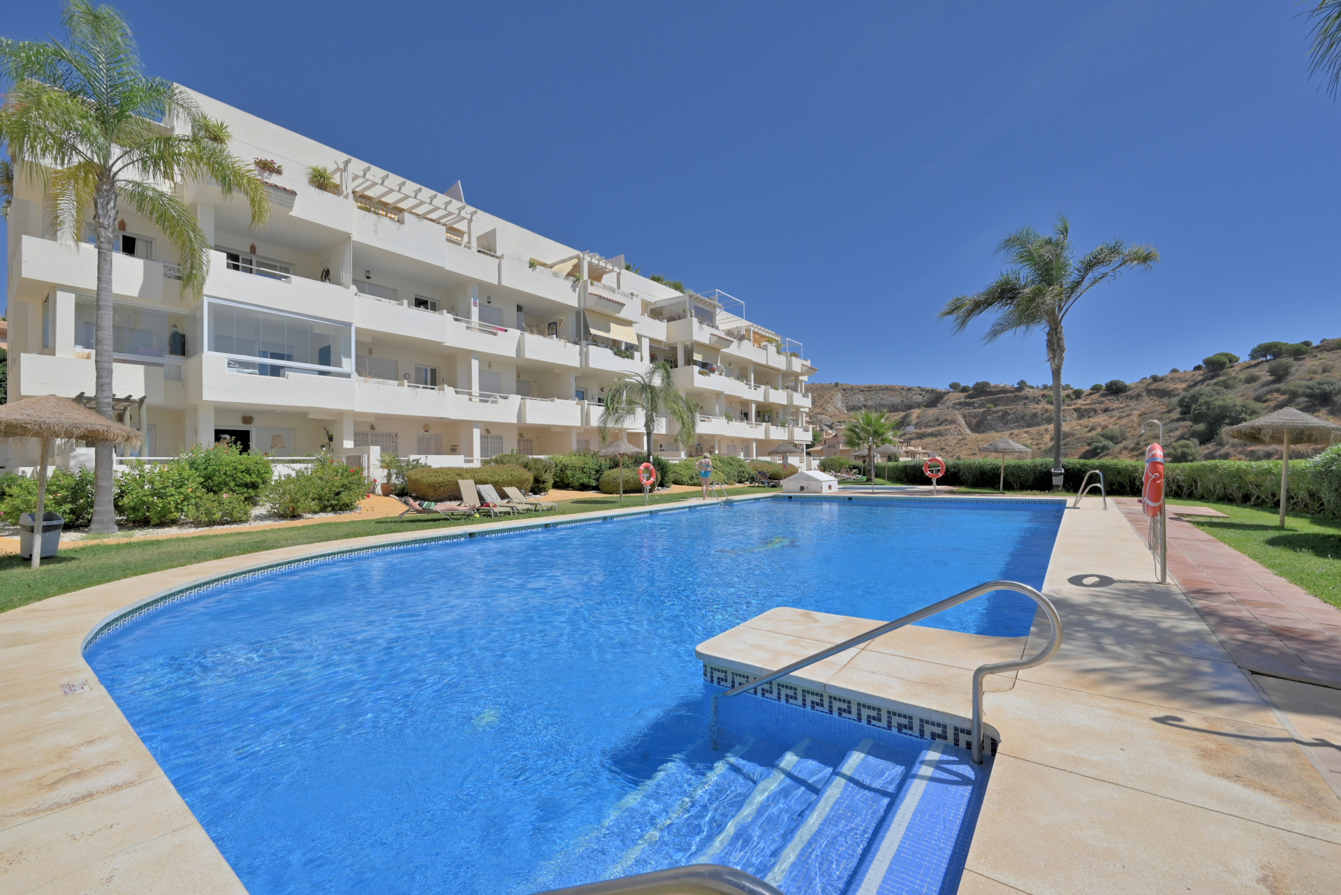 Sea-View Penthouse with Huge Terraces & Solarium, Calahonda — Calahonda