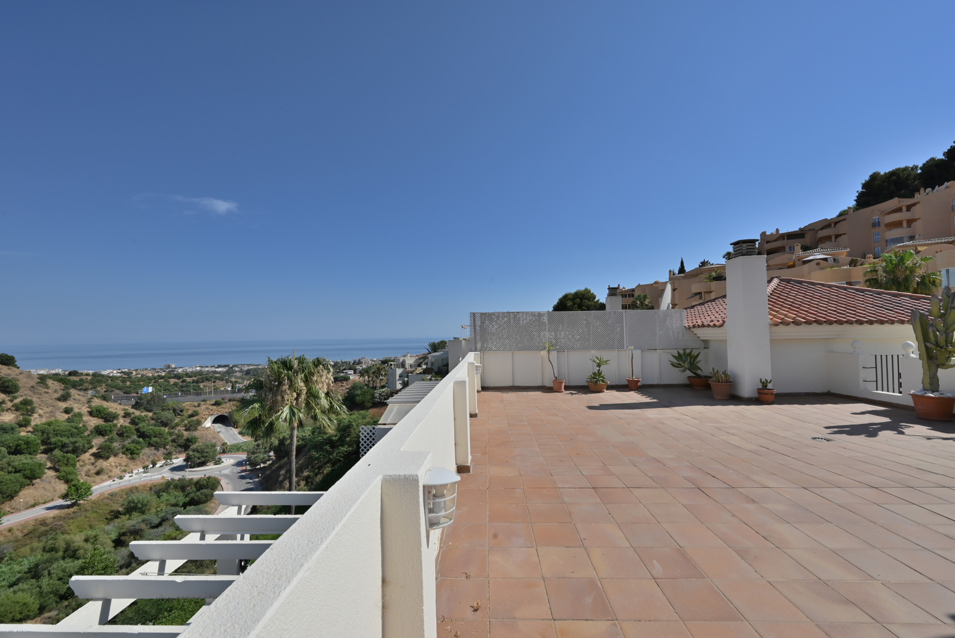 Sea-View Penthouse with Huge Terraces & Solarium, Calahonda — Calahonda