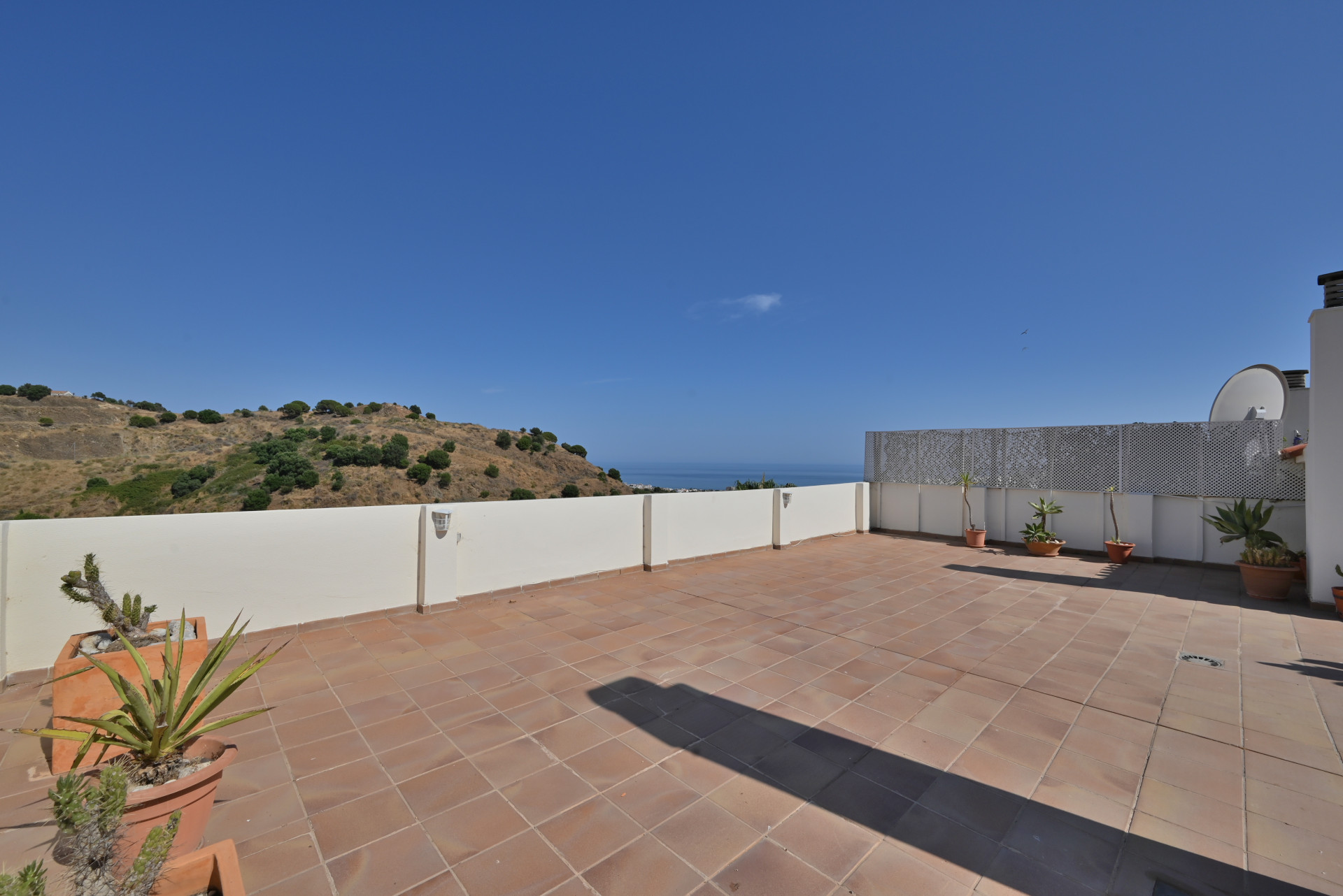 Sea-View Penthouse with Huge Terraces & Solarium, Calahonda — Calahonda