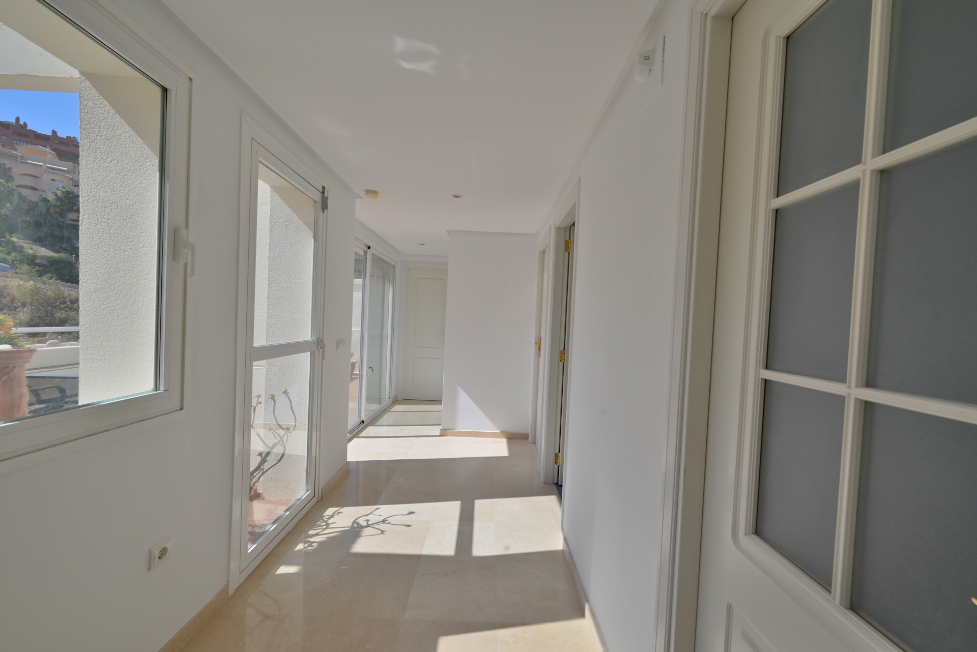 Sea-View Penthouse with Huge Terraces & Solarium, Calahonda — Calahonda