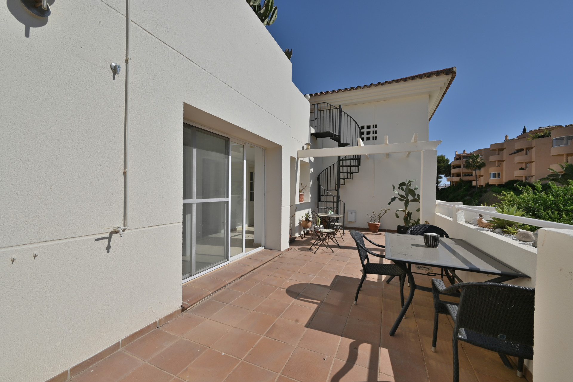 Sea-View Penthouse with Huge Terraces & Solarium, Calahonda — Calahonda
