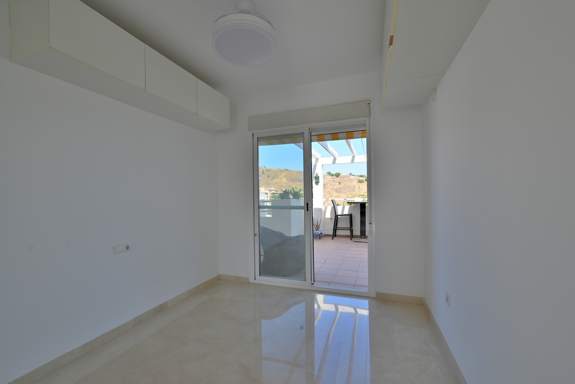 Sea-View Penthouse with Huge Terraces & Solarium, Calahonda — Calahonda