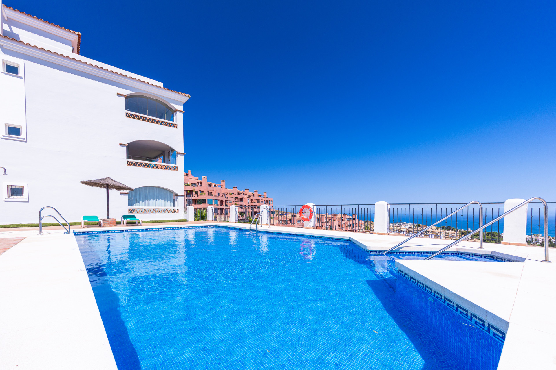 Elevated Ground Floor 2-Bed Apartment with Sea Views, Calahonda — Calahonda