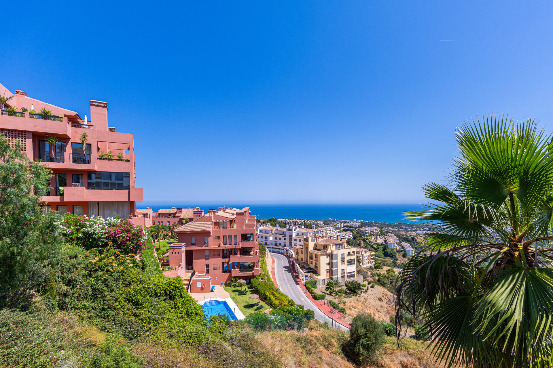 Elevated Ground Floor 2-Bed Apartment with Sea Views, Calahonda — Calahonda