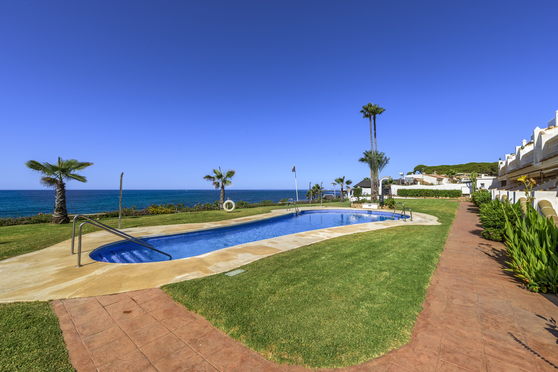 Beachfront Penthouse with Rooftop Terrace in Calahonda — Calahonda