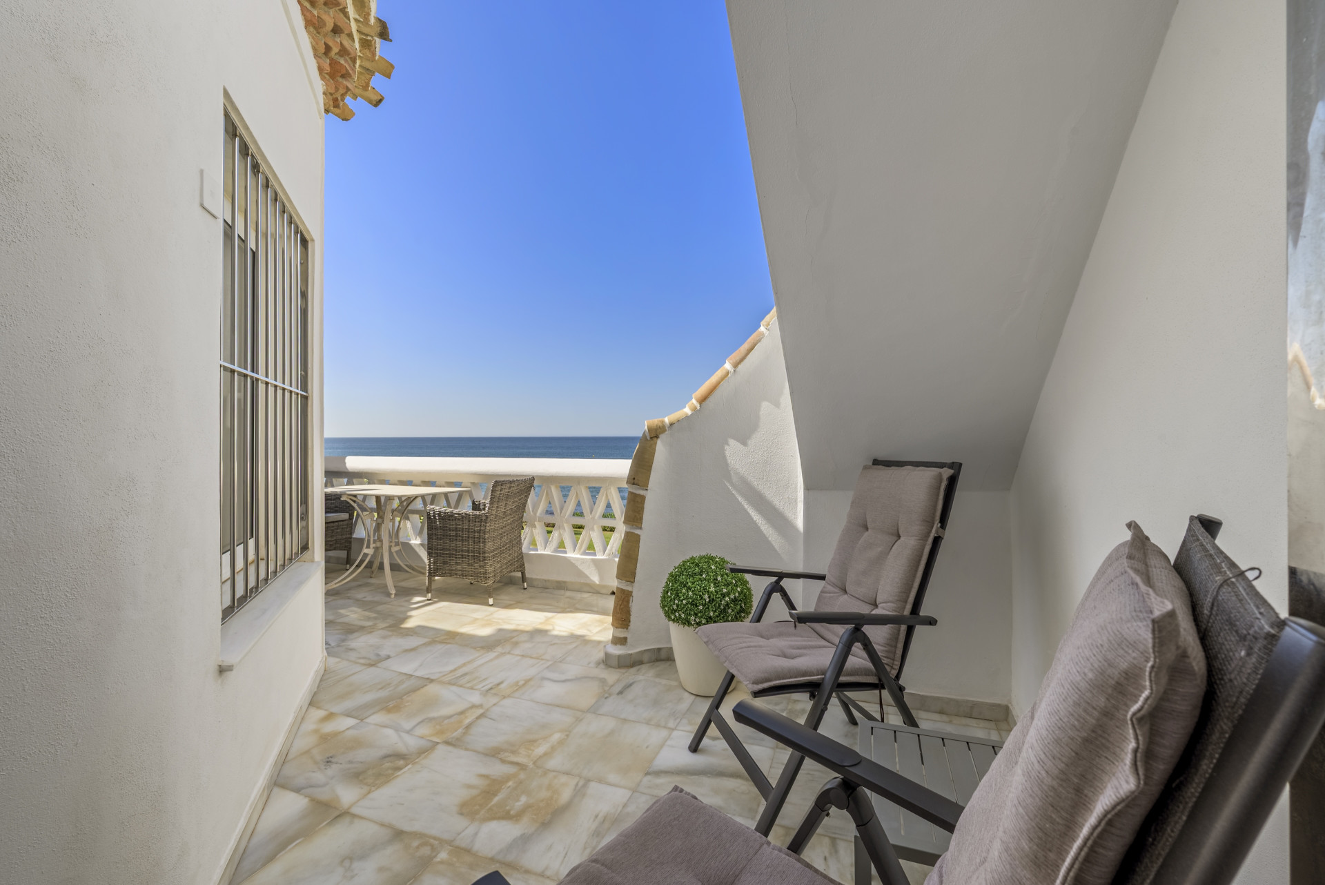 Beachfront Penthouse with Rooftop Terrace in Calahonda — Calahonda