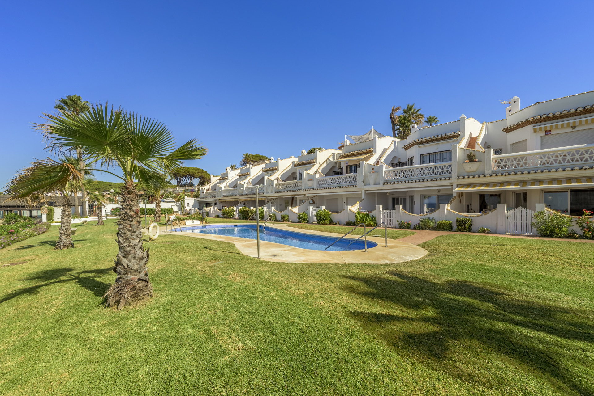 Beachfront Penthouse with Rooftop Terrace in Calahonda — Calahonda
