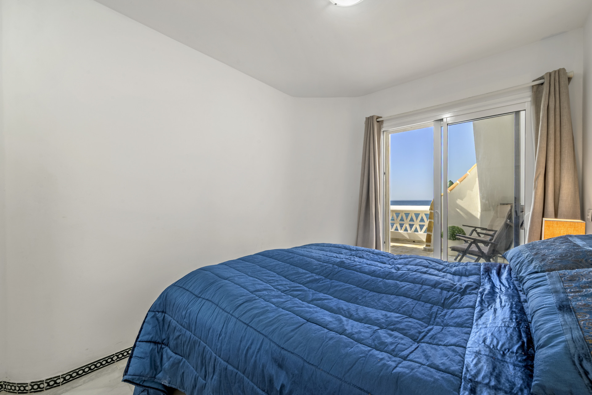 Beachfront Penthouse with Rooftop Terrace in Calahonda — Calahonda