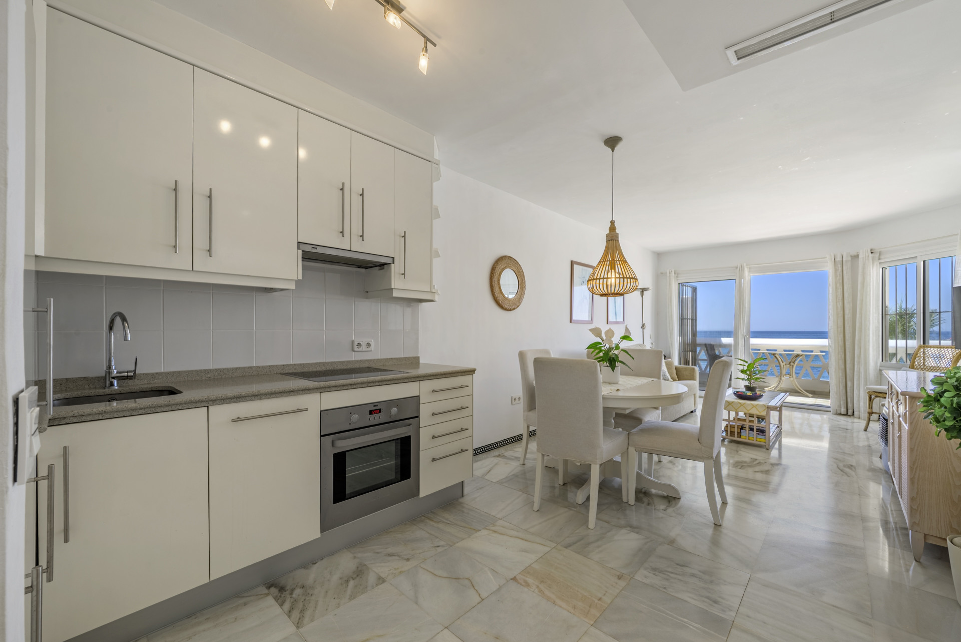 Beachfront Penthouse with Rooftop Terrace in Calahonda — Calahonda